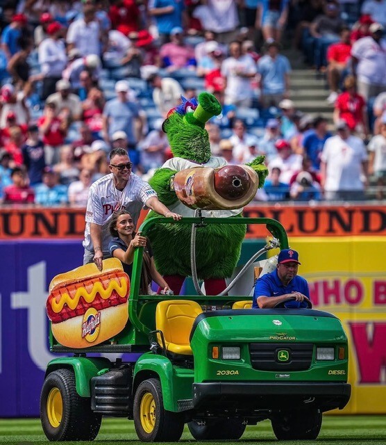 Alura Troilo, hot dog wagon