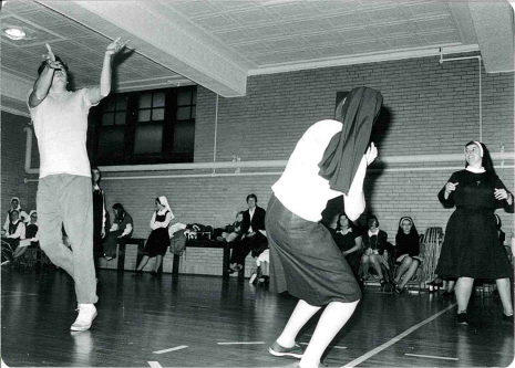 action shot of playing basketball_Basketball 1972-1