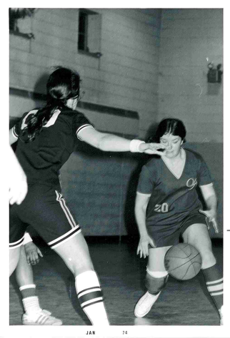 action shot of womens team_Basketball 1973-1974-1
