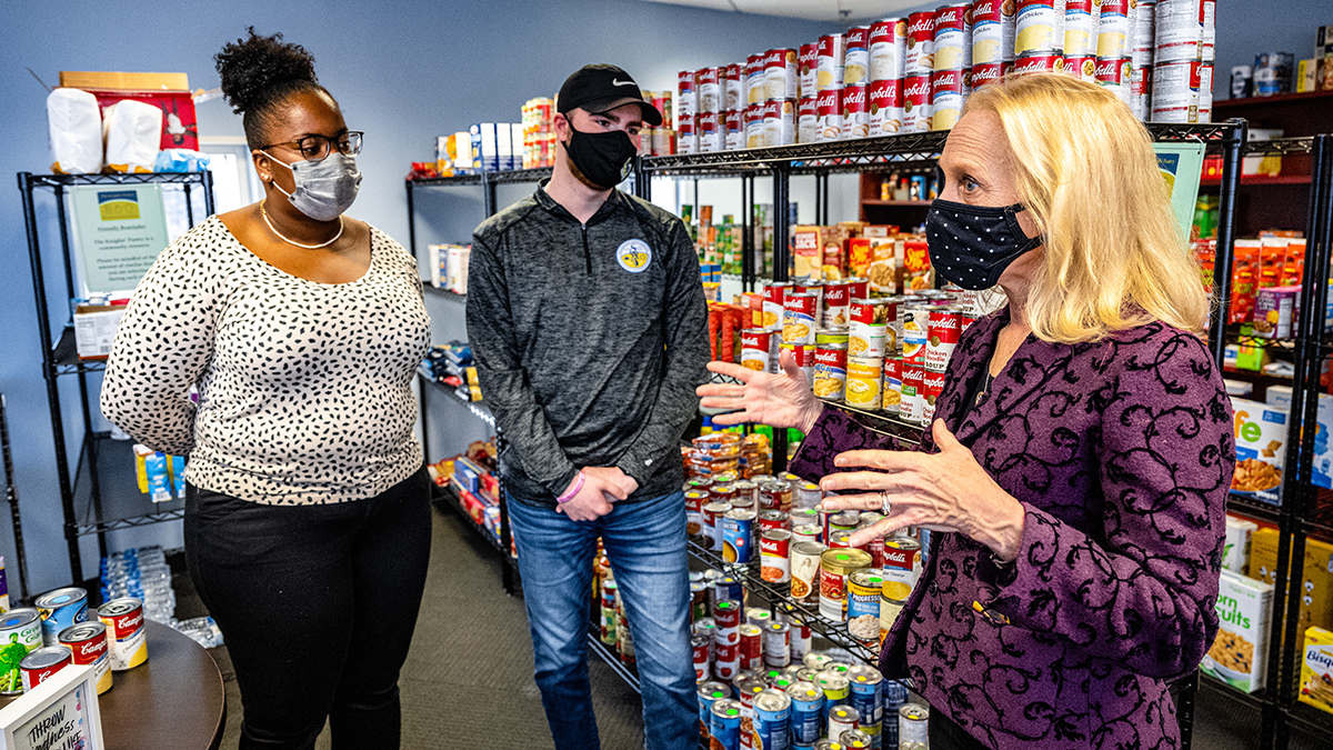 Congresswoman Gives Thumbs-Up to Knights’ Pantry